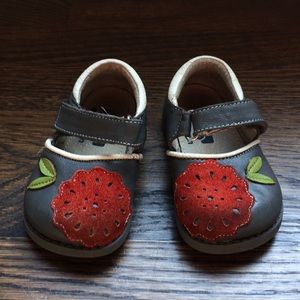 See kai run Mary Janes 5 gray